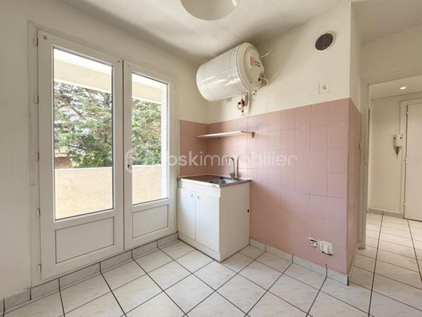 Au sein de la copropriété fermée et sécurisée Air Soleil, cet appartement de 60 m² habitables occupe un rez-de-chaussée haut. 
Traversant, il profite d'une double orientation qui favorise la lumière et la circulation de l'air tout au long de la journée.
L'appartement s'ouvre sur un dégagement qui dessert une première chambre donnant sur le parc de la copropriété, la pièce de vie, la cuisine séparée avec accès à un balcon, ainsi qu'une salle d'eau et des toilettes indépendantes. 
Depuis la pièce de vie, on accède à une deuxième chambre ainsi qu'à un troisième espace, actuellement ouvert sur le séjour, qui peut aisément retrouver sa fonction de chambre fermée — une vraie souplesse d'usage (bureau, chambre d'enfant, coin lecture) pour ceux qui n'ont pas un besoin immédiat des trois chambres closes. 
Les trois chambres, comprises entre 9 et 10 m² chacune, offrent ainsi une distribution flexible, appréciable sur ce type de surface.
Un rafraîchissement permettra de personnaliser le logement selon vos goûts. 

Aucun gros travaux de copropriété n'est à prévoir, pour une acquisition sereine.
Une cave en sous-sol complète le bien.

Côté transports, le terminus du tram D, qui relie directement la gare de Grenoble, se trouve à environ un quart d'heure à pied, complété par plusieurs arrêts de bus tout proches.
Boulangerie, épicerie bio et pharmacie sont accessibles en quelques minutes à pied, et un supermarché E.Leclerc se trouve à moins de dix minutes.

Idéal pour investisseur ou un premier achat.
