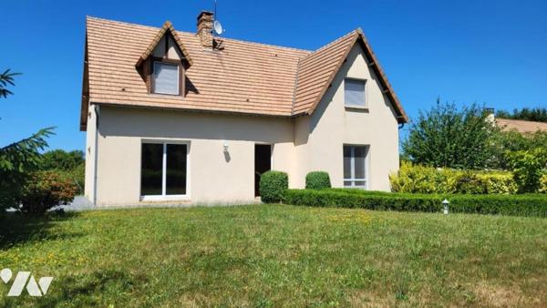 Belle maison  en sortie de village avec commerces.