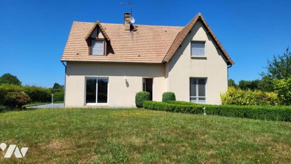 Belle maison  en sortie de village avec commerces.