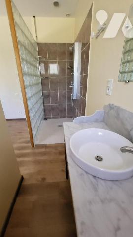 Belle maison  en sortie de village avec commerces.