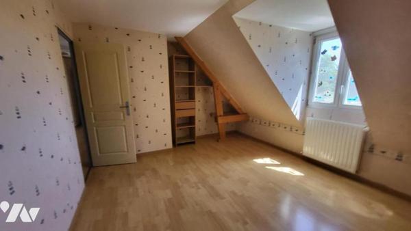 Belle maison  en sortie de village avec commerces.