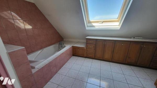 Belle maison  en sortie de village avec commerces.