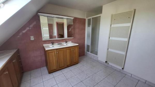 Belle maison  en sortie de village avec commerces.