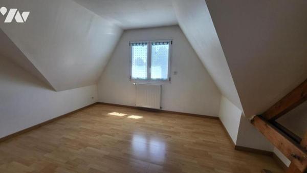 Belle maison  en sortie de village avec commerces.