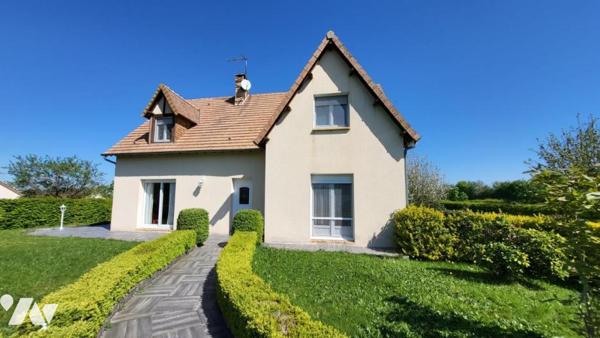 Belle maison  en sortie de village avec commerces.