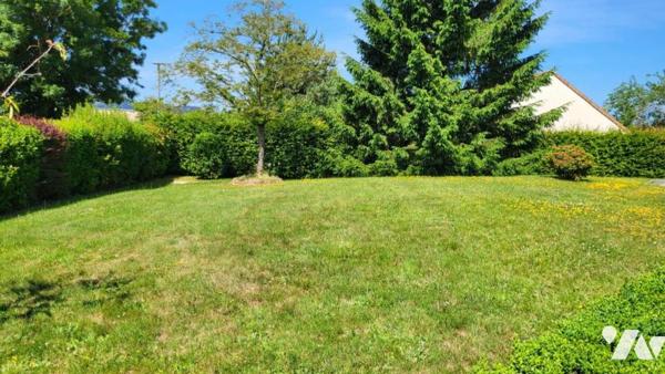 Belle maison  en sortie de village avec commerces.