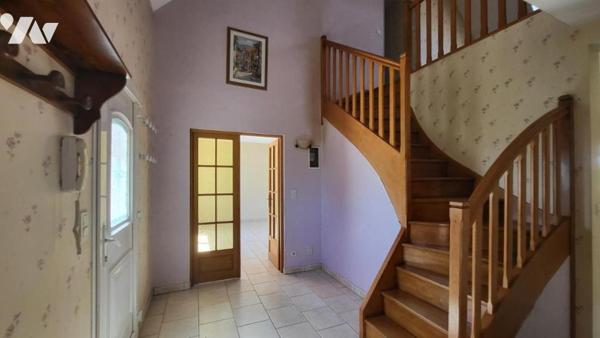 Belle maison  en sortie de village avec commerces.