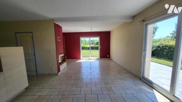 Belle maison  en sortie de village avec commerces.