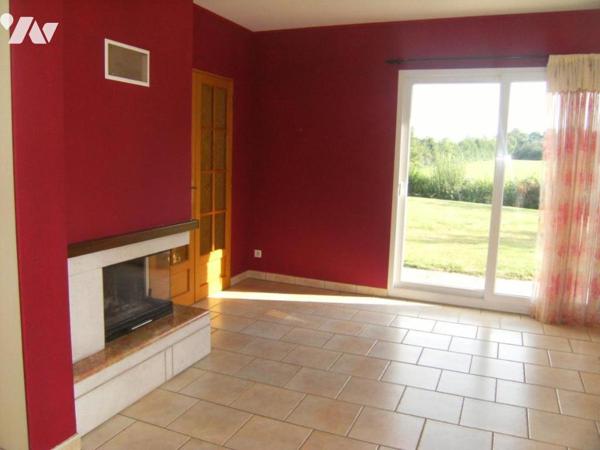 Belle maison  en sortie de village avec commerces.