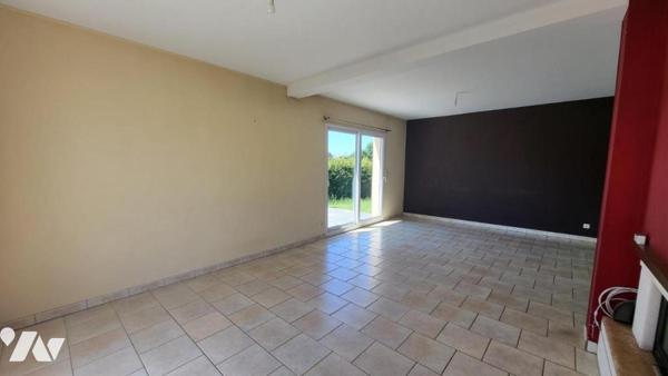 Belle maison  en sortie de village avec commerces.