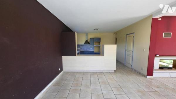 Belle maison  en sortie de village avec commerces.