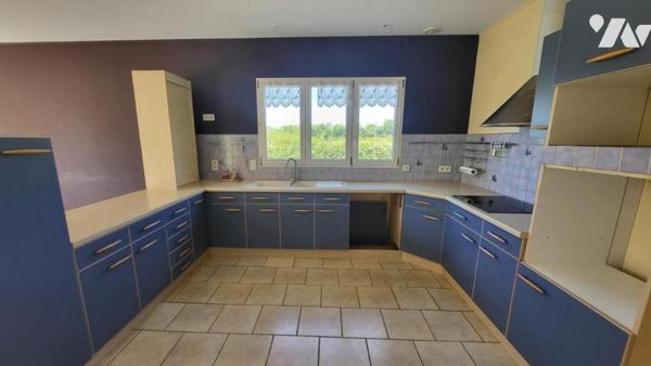 Belle maison  en sortie de village avec commerces.