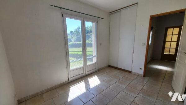 Belle maison  en sortie de village avec commerces.