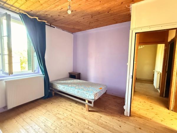 Maison en pierre 105m², 3 chambres sur 1 hectare de terrain + 3ha de terrain indépendants supplémentaires 78 000 €