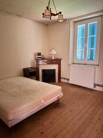 Maison en pierre 105m², 3 chambres sur 1 hectare de terrain + 3ha de terrain indépendants supplémentaires 78 000 €