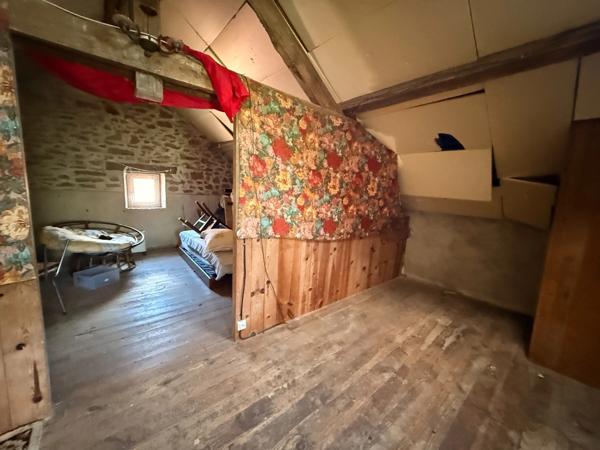 Maison en pierre 105m², 3 chambres sur 1 hectare de terrain + 3ha de terrain indépendants supplémentaires 78 000 €
