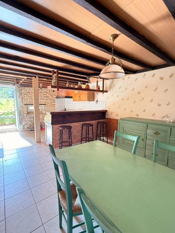 Maison en pierre 105m², 3 chambres sur 1 hectare de terrain + 3ha de terrain indépendants supplémentaires 78 000 €