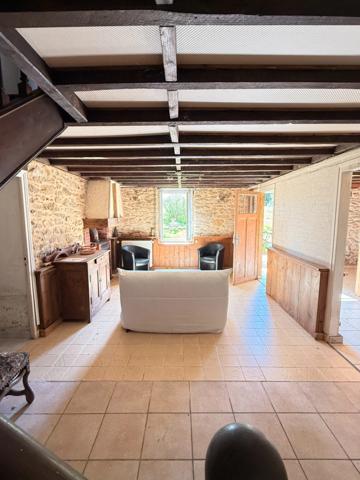 Maison en pierre 105m², 3 chambres sur 1 hectare de terrain + 3ha de terrain indépendants supplémentaires 78 000 €