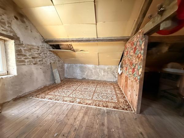 Maison en pierre 105m², 3 chambres sur 1 hectare de terrain + 3ha de terrain indépendants supplémentaires 78 000 €