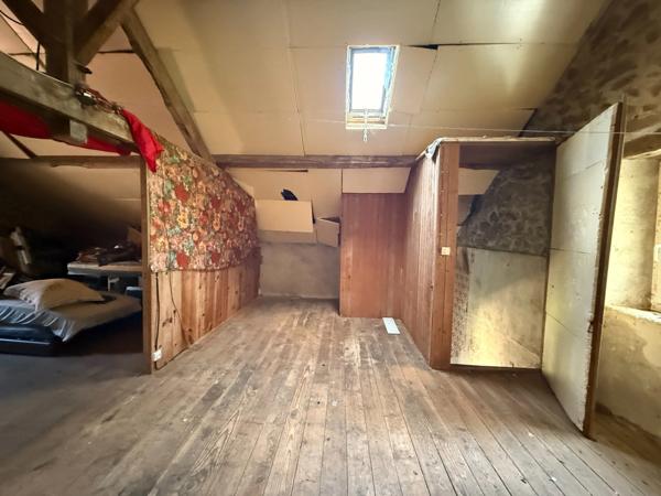 Maison en pierre 105m², 3 chambres sur 1 hectare de terrain + 3ha de terrain indépendants supplémentaires 78 000 €