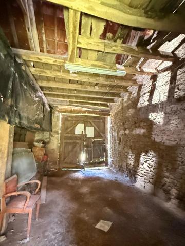 Maison en pierre 105m², 3 chambres sur 1 hectare de terrain + 3ha de terrain indépendants supplémentaires 78 000 €