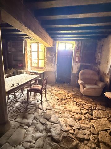 Maison en pierre 105m², 3 chambres sur 1 hectare de terrain + 3ha de terrain indépendants supplémentaires 78 000 €