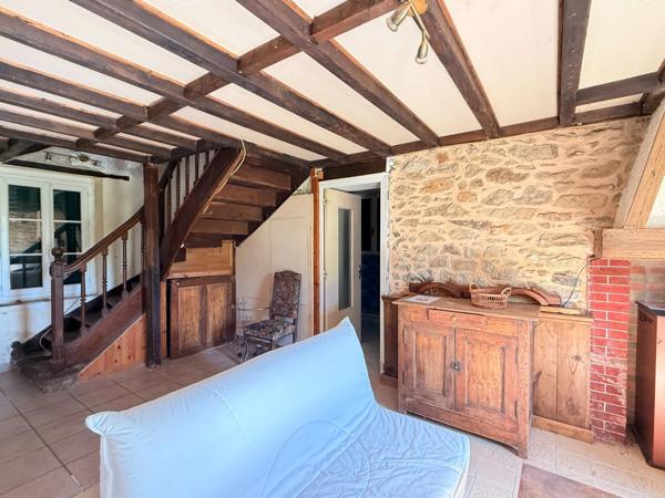 Maison en pierre 105m², 3 chambres sur 1 hectare de terrain + 3ha de terrain indépendants supplémentaires 78 000 €