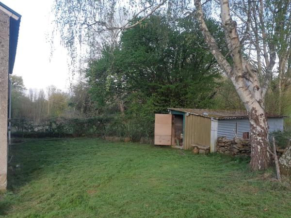 Maison en pierre 105m², 3 chambres sur 1 hectare de terrain + 3ha de terrain indépendants supplémentaires 78 000 €