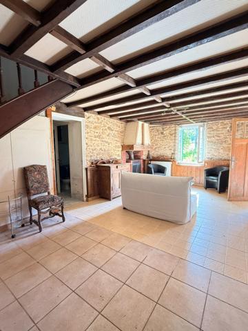 Maison en pierre 105m², 3 chambres sur 1 hectare de terrain + 3ha de terrain indépendants supplémentaires 78 000 €