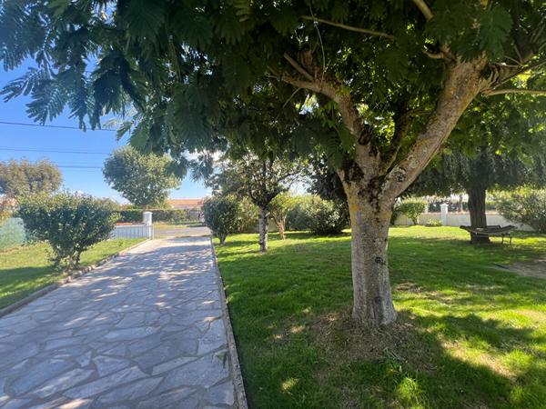 MAISON PLAIN PIED PROCHE MER AVEC GRAND TERRAIN