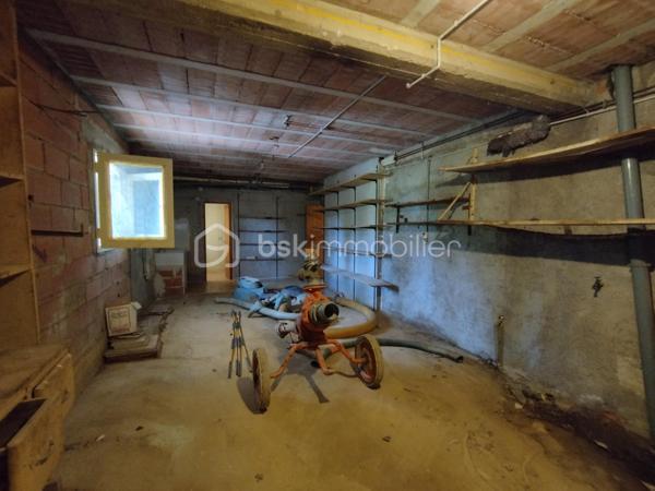 David O6O3553368 BSK Immobilier vous propose cette grande maison familiale située sur les hauteurs de Gignac offre de nombreux avantages. Elle bénéficie d'un accès direct à l'autoroute A75, ce qui permet de rejoindre Montpellier en seulement 20 minutes et Béziers en 35 minutes. De plus, la ville de Gignac dispose de toutes les commodités nécessaires, telles que des écoles, un collège et un lycée.

La configuration actuelle de la maison comprend au rez-de-chaussée une chambre, une pièce de vie, une salle de bain/wc ainsi que diverses pièces telles qu'un garage et des ateliers. À l'étage, vous trouverez une cuisine donnant sur une grande terrasse, une salle à manger, un salon, 4 chambres dont une avec salle d'eau, une salle de bain et un wc indépendant.

Cette disposition offre un espace de vie fonctionnel et adapté aux besoins d'une famille. De plus, les multiples accès de la maison permettent une certaine flexibilité pour accueillir une ou plusieurs familles.
Le grand terrain peut accueillir une piscine mais il est situé dans un environnement privilégié et inspire à la tranquillité et peut être le départ à des randonnées car située à l'orée de la nature.
Pour plus de renseignements ,contacter David au O6O3553368 .