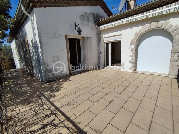David O6O3553368 BSK Immobilier vous propose cette grande maison familiale située sur les hauteurs de Gignac offre de nombreux avantages. Elle bénéficie d'un accès direct à l'autoroute A75, ce qui permet de rejoindre Montpellier en seulement 20 minutes et Béziers en 35 minutes. De plus, la ville de Gignac dispose de toutes les commodités nécessaires, telles que des écoles, un collège et un lycée.

La configuration actuelle de la maison comprend au rez-de-chaussée une chambre, une pièce de vie, une salle de bain/wc ainsi que diverses pièces telles qu'un garage et des ateliers. À l'étage, vous trouverez une cuisine donnant sur une grande terrasse, une salle à manger, un salon, 4 chambres dont une avec salle d'eau, une salle de bain et un wc indépendant.

Cette disposition offre un espace de vie fonctionnel et adapté aux besoins d'une famille. De plus, les multiples accès de la maison permettent une certaine flexibilité pour accueillir une ou plusieurs familles.
Le grand terrain peut accueillir une piscine mais il est situé dans un environnement privilégié et inspire à la tranquillité et peut être le départ à des randonnées car située à l'orée de la nature.
Pour plus de renseignements ,contacter David au O6O3553368 .