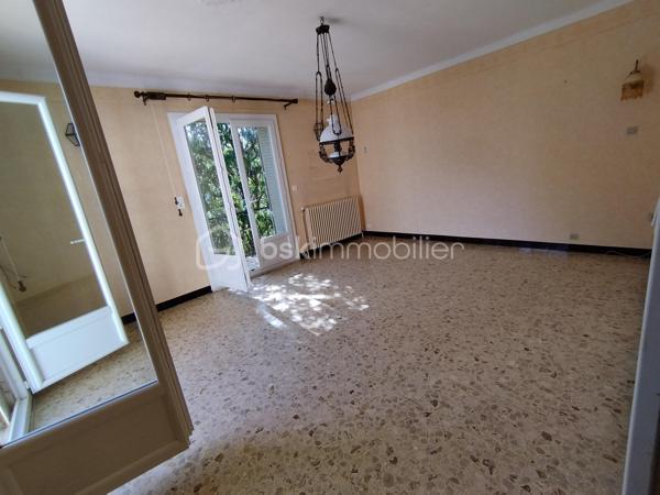 David O6O3553368 BSK Immobilier vous propose cette grande maison familiale située sur les hauteurs de Gignac offre de nombreux avantages. Elle bénéficie d'un accès direct à l'autoroute A75, ce qui permet de rejoindre Montpellier en seulement 20 minutes et Béziers en 35 minutes. De plus, la ville de Gignac dispose de toutes les commodités nécessaires, telles que des écoles, un collège et un lycée.

La configuration actuelle de la maison comprend au rez-de-chaussée une chambre, une pièce de vie, une salle de bain/wc ainsi que diverses pièces telles qu'un garage et des ateliers. À l'étage, vous trouverez une cuisine donnant sur une grande terrasse, une salle à manger, un salon, 4 chambres dont une avec salle d'eau, une salle de bain et un wc indépendant.

Cette disposition offre un espace de vie fonctionnel et adapté aux besoins d'une famille. De plus, les multiples accès de la maison permettent une certaine flexibilité pour accueillir une ou plusieurs familles.
Le grand terrain peut accueillir une piscine mais il est situé dans un environnement privilégié et inspire à la tranquillité et peut être le départ à des randonnées car située à l'orée de la nature.
Pour plus de renseignements ,contacter David au O6O3553368 .