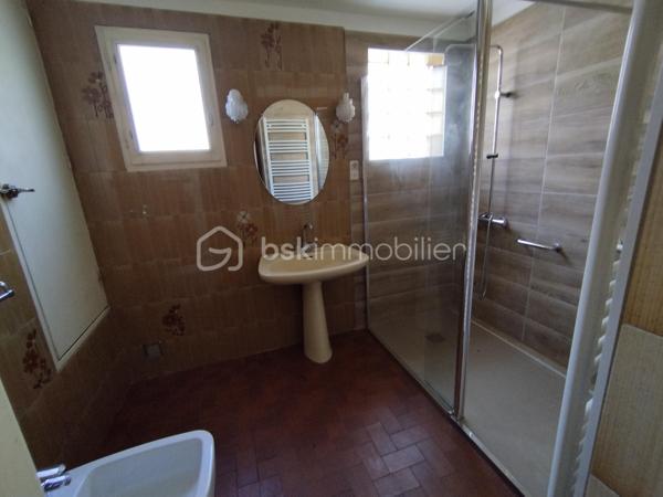 David O6O3553368 BSK Immobilier vous propose cette grande maison familiale située sur les hauteurs de Gignac offre de nombreux avantages. Elle bénéficie d'un accès direct à l'autoroute A75, ce qui permet de rejoindre Montpellier en seulement 20 minutes et Béziers en 35 minutes. De plus, la ville de Gignac dispose de toutes les commodités nécessaires, telles que des écoles, un collège et un lycée.

La configuration actuelle de la maison comprend au rez-de-chaussée une chambre, une pièce de vie, une salle de bain/wc ainsi que diverses pièces telles qu'un garage et des ateliers. À l'étage, vous trouverez une cuisine donnant sur une grande terrasse, une salle à manger, un salon, 4 chambres dont une avec salle d'eau, une salle de bain et un wc indépendant.

Cette disposition offre un espace de vie fonctionnel et adapté aux besoins d'une famille. De plus, les multiples accès de la maison permettent une certaine flexibilité pour accueillir une ou plusieurs familles.
Le grand terrain peut accueillir une piscine mais il est situé dans un environnement privilégié et inspire à la tranquillité et peut être le départ à des randonnées car située à l'orée de la nature.
Pour plus de renseignements ,contacter David au O6O3553368 .