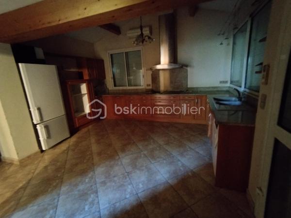 David O6O3553368 BSK Immobilier vous propose cette grande maison familiale située sur les hauteurs de Gignac offre de nombreux avantages. Elle bénéficie d'un accès direct à l'autoroute A75, ce qui permet de rejoindre Montpellier en seulement 20 minutes et Béziers en 35 minutes. De plus, la ville de Gignac dispose de toutes les commodités nécessaires, telles que des écoles, un collège et un lycée.

La configuration actuelle de la maison comprend au rez-de-chaussée une chambre, une pièce de vie, une salle de bain/wc ainsi que diverses pièces telles qu'un garage et des ateliers. À l'étage, vous trouverez une cuisine donnant sur une grande terrasse, une salle à manger, un salon, 4 chambres dont une avec salle d'eau, une salle de bain et un wc indépendant.

Cette disposition offre un espace de vie fonctionnel et adapté aux besoins d'une famille. De plus, les multiples accès de la maison permettent une certaine flexibilité pour accueillir une ou plusieurs familles.
Le grand terrain peut accueillir une piscine mais il est situé dans un environnement privilégié et inspire à la tranquillité et peut être le départ à des randonnées car située à l'orée de la nature.
Pour plus de renseignements ,contacter David au O6O3553368 .
