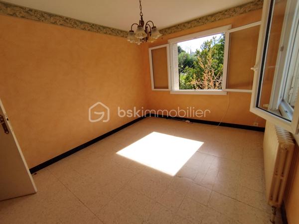 David O6O3553368 BSK Immobilier vous propose cette grande maison familiale située sur les hauteurs de Gignac offre de nombreux avantages. Elle bénéficie d'un accès direct à l'autoroute A75, ce qui permet de rejoindre Montpellier en seulement 20 minutes et Béziers en 35 minutes. De plus, la ville de Gignac dispose de toutes les commodités nécessaires, telles que des écoles, un collège et un lycée.

La configuration actuelle de la maison comprend au rez-de-chaussée une chambre, une pièce de vie, une salle de bain/wc ainsi que diverses pièces telles qu'un garage et des ateliers. À l'étage, vous trouverez une cuisine donnant sur une grande terrasse, une salle à manger, un salon, 4 chambres dont une avec salle d'eau, une salle de bain et un wc indépendant.

Cette disposition offre un espace de vie fonctionnel et adapté aux besoins d'une famille. De plus, les multiples accès de la maison permettent une certaine flexibilité pour accueillir une ou plusieurs familles.
Le grand terrain peut accueillir une piscine mais il est situé dans un environnement privilégié et inspire à la tranquillité et peut être le départ à des randonnées car située à l'orée de la nature.
Pour plus de renseignements ,contacter David au O6O3553368 .