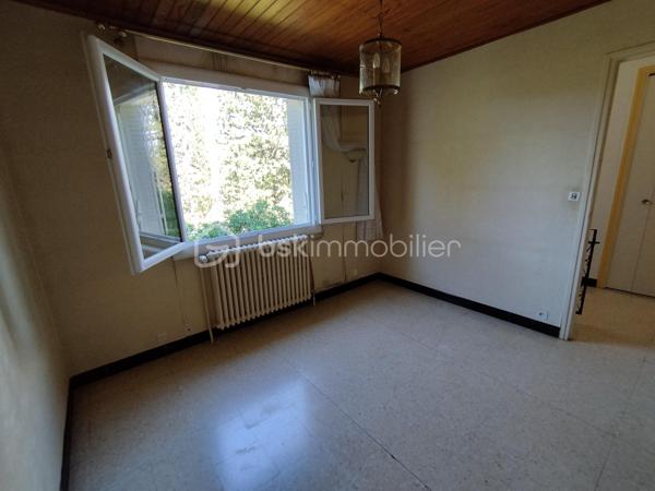 David O6O3553368 BSK Immobilier vous propose cette grande maison familiale située sur les hauteurs de Gignac offre de nombreux avantages. Elle bénéficie d'un accès direct à l'autoroute A75, ce qui permet de rejoindre Montpellier en seulement 20 minutes et Béziers en 35 minutes. De plus, la ville de Gignac dispose de toutes les commodités nécessaires, telles que des écoles, un collège et un lycée.

La configuration actuelle de la maison comprend au rez-de-chaussée une chambre, une pièce de vie, une salle de bain/wc ainsi que diverses pièces telles qu'un garage et des ateliers. À l'étage, vous trouverez une cuisine donnant sur une grande terrasse, une salle à manger, un salon, 4 chambres dont une avec salle d'eau, une salle de bain et un wc indépendant.

Cette disposition offre un espace de vie fonctionnel et adapté aux besoins d'une famille. De plus, les multiples accès de la maison permettent une certaine flexibilité pour accueillir une ou plusieurs familles.
Le grand terrain peut accueillir une piscine mais il est situé dans un environnement privilégié et inspire à la tranquillité et peut être le départ à des randonnées car située à l'orée de la nature.
Pour plus de renseignements ,contacter David au O6O3553368 .
