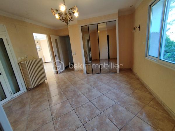 David O6O3553368 BSK Immobilier vous propose cette grande maison familiale située sur les hauteurs de Gignac offre de nombreux avantages. Elle bénéficie d'un accès direct à l'autoroute A75, ce qui permet de rejoindre Montpellier en seulement 20 minutes et Béziers en 35 minutes. De plus, la ville de Gignac dispose de toutes les commodités nécessaires, telles que des écoles, un collège et un lycée.

La configuration actuelle de la maison comprend au rez-de-chaussée une chambre, une pièce de vie, une salle de bain/wc ainsi que diverses pièces telles qu'un garage et des ateliers. À l'étage, vous trouverez une cuisine donnant sur une grande terrasse, une salle à manger, un salon, 4 chambres dont une avec salle d'eau, une salle de bain et un wc indépendant.

Cette disposition offre un espace de vie fonctionnel et adapté aux besoins d'une famille. De plus, les multiples accès de la maison permettent une certaine flexibilité pour accueillir une ou plusieurs familles.
Le grand terrain peut accueillir une piscine mais il est situé dans un environnement privilégié et inspire à la tranquillité et peut être le départ à des randonnées car située à l'orée de la nature.
Pour plus de renseignements ,contacter David au O6O3553368 .