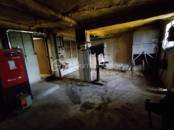 David O6O3553368 BSK Immobilier vous propose cette grande maison familiale située sur les hauteurs de Gignac offre de nombreux avantages. Elle bénéficie d'un accès direct à l'autoroute A75, ce qui permet de rejoindre Montpellier en seulement 20 minutes et Béziers en 35 minutes. De plus, la ville de Gignac dispose de toutes les commodités nécessaires, telles que des écoles, un collège et un lycée.

La configuration actuelle de la maison comprend au rez-de-chaussée une chambre, une pièce de vie, une salle de bain/wc ainsi que diverses pièces telles qu'un garage et des ateliers. À l'étage, vous trouverez une cuisine donnant sur une grande terrasse, une salle à manger, un salon, 4 chambres dont une avec salle d'eau, une salle de bain et un wc indépendant.

Cette disposition offre un espace de vie fonctionnel et adapté aux besoins d'une famille. De plus, les multiples accès de la maison permettent une certaine flexibilité pour accueillir une ou plusieurs familles.
Le grand terrain peut accueillir une piscine mais il est situé dans un environnement privilégié et inspire à la tranquillité et peut être le départ à des randonnées car située à l'orée de la nature.
Pour plus de renseignements ,contacter David au O6O3553368 .