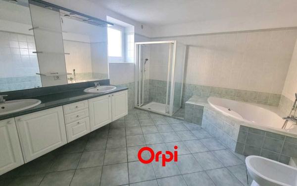 Maison à vendre    8 pièces •  La Côte-Saint-André