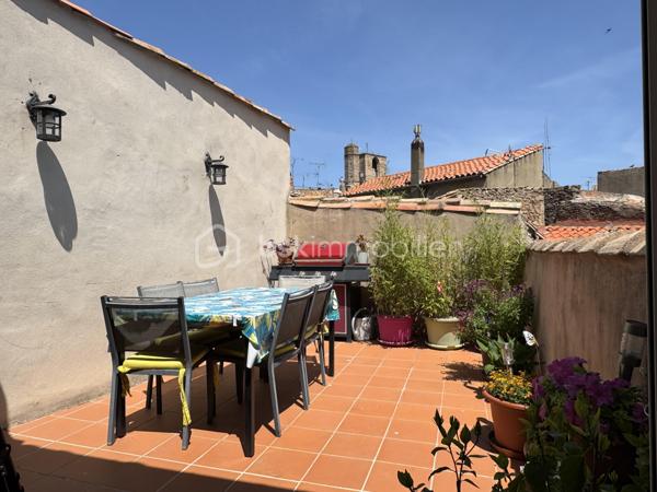 Situé dans une maison de ville en pierre divisée en seulement deux lots, cet appartement bénéficie de l'esprit et de l'indépendance d'une maison de ville. Ses beaux volumes, son cachet authentique et sa grande terrasse en font un bien rare, idéal pour une vie de famille confortable.

Dès l'entrée, vous apprécierez les nombreux espaces de rangement astucieusement aménagés, avec un débarras créé dans une ancienne cuve ainsi qu'un espace de stockage sous l'escalier. Le premier étage accueille une agréable pièce de vie lumineuse comprenant un séjour convivial et une cuisine aménagée et équipée. Cet espace s'ouvre directement sur une terrasse d'environ 16 m², parfaite pour profiter des beaux jours en toute tranquillité.

L'espace nuit principal se compose de deux belles chambres d'environ 16 m² et 15 m², dont une dispose d'un placard intégré. Une salle de bain équipée d'une baignoire et d'une douche, un WC indépendant ainsi qu'une buanderie complètent ce niveau particulièrement fonctionnel.

Au second étage, vous découvrirez une vaste pièce pouvant être aménagée selon vos besoins en chambre supplémentaire, salle de jeux ou espace de loisirs. Une mezzanine vient compléter cet étage et pourra accueillir un bureau, un coin détente ou un couchage d'appoint. Les espaces mansardés apportent beaucoup de charme et de caractère à l'ensemble.

Côté confort, le bien bénéficie de prestations appréciables avec une climatisation réversible dans le séjour, le double vitrage, des volets roulants électriques sur la majorité des ouvertures, la fibre optique installée ainsi qu'un visiophone. Les peintures ont été récemment refaites et le cumulus est récent.

Les travaux importants ont déjà été réalisés puisque la toiture a fait l'objet d'une rénovation récente avec la réfection de la partie principale ainsi que le démoussage et le traitement de la partie restante, offrant ainsi une véritable tranquillité aux futurs propriétaires.

Vous serez séduits par le cachet de la pierre, les beaux volumes, les nombreux rangements, et la grande terrasse. Un bien chaleureux et fonctionnel, parfaitement adapté à une famille, à un couple avec enfants ou à toute personne recherchant une résidence principale alliant charme et confort.

Charges annuelles : 477 €.

Une visite s'impose pour apprécier pleinement le potentiel et l'atmosphère unique de ce bien. Contactez moi dès aujourd'hui pour organiser votre découverte.