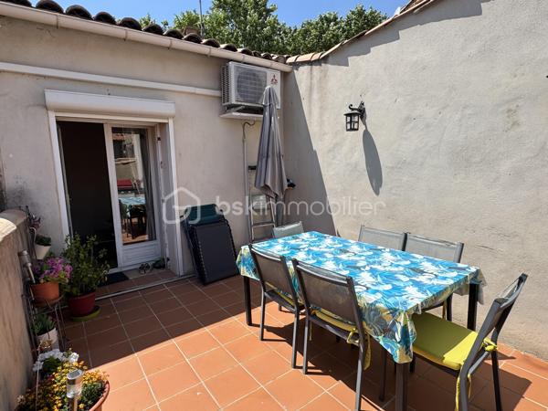 Situé dans une maison de ville en pierre divisée en seulement deux lots, cet appartement bénéficie de l'esprit et de l'indépendance d'une maison de ville. Ses beaux volumes, son cachet authentique et sa grande terrasse en font un bien rare, idéal pour une vie de famille confortable.

Dès l'entrée, vous apprécierez les nombreux espaces de rangement astucieusement aménagés, avec un débarras créé dans une ancienne cuve ainsi qu'un espace de stockage sous l'escalier. Le premier étage accueille une agréable pièce de vie lumineuse comprenant un séjour convivial et une cuisine aménagée et équipée. Cet espace s'ouvre directement sur une terrasse d'environ 16 m², parfaite pour profiter des beaux jours en toute tranquillité.

L'espace nuit principal se compose de deux belles chambres d'environ 16 m² et 15 m², dont une dispose d'un placard intégré. Une salle de bain équipée d'une baignoire et d'une douche, un WC indépendant ainsi qu'une buanderie complètent ce niveau particulièrement fonctionnel.

Au second étage, vous découvrirez une vaste pièce pouvant être aménagée selon vos besoins en chambre supplémentaire, salle de jeux ou espace de loisirs. Une mezzanine vient compléter cet étage et pourra accueillir un bureau, un coin détente ou un couchage d'appoint. Les espaces mansardés apportent beaucoup de charme et de caractère à l'ensemble.

Côté confort, le bien bénéficie de prestations appréciables avec une climatisation réversible dans le séjour, le double vitrage, des volets roulants électriques sur la majorité des ouvertures, la fibre optique installée ainsi qu'un visiophone. Les peintures ont été récemment refaites et le cumulus est récent.

Les travaux importants ont déjà été réalisés puisque la toiture a fait l'objet d'une rénovation récente avec la réfection de la partie principale ainsi que le démoussage et le traitement de la partie restante, offrant ainsi une véritable tranquillité aux futurs propriétaires.

Vous serez séduits par le cachet de la pierre, les beaux volumes, les nombreux rangements, et la grande terrasse. Un bien chaleureux et fonctionnel, parfaitement adapté à une famille, à un couple avec enfants ou à toute personne recherchant une résidence principale alliant charme et confort.

Charges annuelles : 477 €.

Une visite s'impose pour apprécier pleinement le potentiel et l'atmosphère unique de ce bien. Contactez moi dès aujourd'hui pour organiser votre découverte.