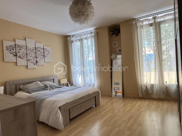 Situé dans une maison de ville en pierre divisée en seulement deux lots, cet appartement bénéficie de l'esprit et de l'indépendance d'une maison de ville. Ses beaux volumes, son cachet authentique et sa grande terrasse en font un bien rare, idéal pour une vie de famille confortable.

Dès l'entrée, vous apprécierez les nombreux espaces de rangement astucieusement aménagés, avec un débarras créé dans une ancienne cuve ainsi qu'un espace de stockage sous l'escalier. Le premier étage accueille une agréable pièce de vie lumineuse comprenant un séjour convivial et une cuisine aménagée et équipée. Cet espace s'ouvre directement sur une terrasse d'environ 16 m², parfaite pour profiter des beaux jours en toute tranquillité.

L'espace nuit principal se compose de deux belles chambres d'environ 16 m² et 15 m², dont une dispose d'un placard intégré. Une salle de bain équipée d'une baignoire et d'une douche, un WC indépendant ainsi qu'une buanderie complètent ce niveau particulièrement fonctionnel.

Au second étage, vous découvrirez une vaste pièce pouvant être aménagée selon vos besoins en chambre supplémentaire, salle de jeux ou espace de loisirs. Une mezzanine vient compléter cet étage et pourra accueillir un bureau, un coin détente ou un couchage d'appoint. Les espaces mansardés apportent beaucoup de charme et de caractère à l'ensemble.

Côté confort, le bien bénéficie de prestations appréciables avec une climatisation réversible dans le séjour, le double vitrage, des volets roulants électriques sur la majorité des ouvertures, la fibre optique installée ainsi qu'un visiophone. Les peintures ont été récemment refaites et le cumulus est récent.

Les travaux importants ont déjà été réalisés puisque la toiture a fait l'objet d'une rénovation récente avec la réfection de la partie principale ainsi que le démoussage et le traitement de la partie restante, offrant ainsi une véritable tranquillité aux futurs propriétaires.

Vous serez séduits par le cachet de la pierre, les beaux volumes, les nombreux rangements, et la grande terrasse. Un bien chaleureux et fonctionnel, parfaitement adapté à une famille, à un couple avec enfants ou à toute personne recherchant une résidence principale alliant charme et confort.

Charges annuelles : 477 €.

Une visite s'impose pour apprécier pleinement le potentiel et l'atmosphère unique de ce bien. Contactez moi dès aujourd'hui pour organiser votre découverte.