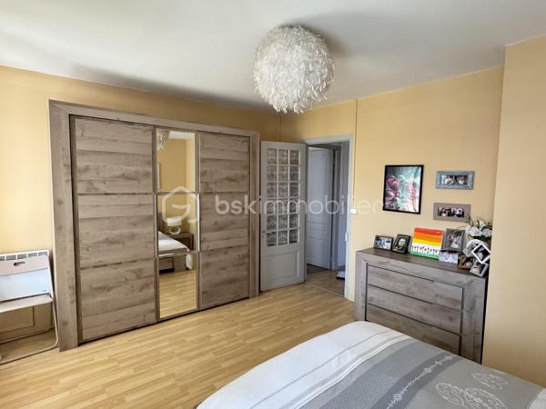 Situé dans une maison de ville en pierre divisée en seulement deux lots, cet appartement bénéficie de l'esprit et de l'indépendance d'une maison de ville. Ses beaux volumes, son cachet authentique et sa grande terrasse en font un bien rare, idéal pour une vie de famille confortable.

Dès l'entrée, vous apprécierez les nombreux espaces de rangement astucieusement aménagés, avec un débarras créé dans une ancienne cuve ainsi qu'un espace de stockage sous l'escalier. Le premier étage accueille une agréable pièce de vie lumineuse comprenant un séjour convivial et une cuisine aménagée et équipée. Cet espace s'ouvre directement sur une terrasse d'environ 16 m², parfaite pour profiter des beaux jours en toute tranquillité.

L'espace nuit principal se compose de deux belles chambres d'environ 16 m² et 15 m², dont une dispose d'un placard intégré. Une salle de bain équipée d'une baignoire et d'une douche, un WC indépendant ainsi qu'une buanderie complètent ce niveau particulièrement fonctionnel.

Au second étage, vous découvrirez une vaste pièce pouvant être aménagée selon vos besoins en chambre supplémentaire, salle de jeux ou espace de loisirs. Une mezzanine vient compléter cet étage et pourra accueillir un bureau, un coin détente ou un couchage d'appoint. Les espaces mansardés apportent beaucoup de charme et de caractère à l'ensemble.

Côté confort, le bien bénéficie de prestations appréciables avec une climatisation réversible dans le séjour, le double vitrage, des volets roulants électriques sur la majorité des ouvertures, la fibre optique installée ainsi qu'un visiophone. Les peintures ont été récemment refaites et le cumulus est récent.

Les travaux importants ont déjà été réalisés puisque la toiture a fait l'objet d'une rénovation récente avec la réfection de la partie principale ainsi que le démoussage et le traitement de la partie restante, offrant ainsi une véritable tranquillité aux futurs propriétaires.

Vous serez séduits par le cachet de la pierre, les beaux volumes, les nombreux rangements, et la grande terrasse. Un bien chaleureux et fonctionnel, parfaitement adapté à une famille, à un couple avec enfants ou à toute personne recherchant une résidence principale alliant charme et confort.

Charges annuelles : 477 €.

Une visite s'impose pour apprécier pleinement le potentiel et l'atmosphère unique de ce bien. Contactez moi dès aujourd'hui pour organiser votre découverte.