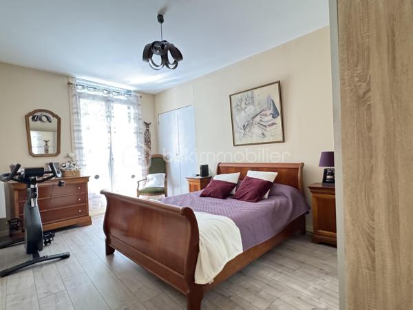 Situé dans une maison de ville en pierre divisée en seulement deux lots, cet appartement bénéficie de l'esprit et de l'indépendance d'une maison de ville. Ses beaux volumes, son cachet authentique et sa grande terrasse en font un bien rare, idéal pour une vie de famille confortable.

Dès l'entrée, vous apprécierez les nombreux espaces de rangement astucieusement aménagés, avec un débarras créé dans une ancienne cuve ainsi qu'un espace de stockage sous l'escalier. Le premier étage accueille une agréable pièce de vie lumineuse comprenant un séjour convivial et une cuisine aménagée et équipée. Cet espace s'ouvre directement sur une terrasse d'environ 16 m², parfaite pour profiter des beaux jours en toute tranquillité.

L'espace nuit principal se compose de deux belles chambres d'environ 16 m² et 15 m², dont une dispose d'un placard intégré. Une salle de bain équipée d'une baignoire et d'une douche, un WC indépendant ainsi qu'une buanderie complètent ce niveau particulièrement fonctionnel.

Au second étage, vous découvrirez une vaste pièce pouvant être aménagée selon vos besoins en chambre supplémentaire, salle de jeux ou espace de loisirs. Une mezzanine vient compléter cet étage et pourra accueillir un bureau, un coin détente ou un couchage d'appoint. Les espaces mansardés apportent beaucoup de charme et de caractère à l'ensemble.

Côté confort, le bien bénéficie de prestations appréciables avec une climatisation réversible dans le séjour, le double vitrage, des volets roulants électriques sur la majorité des ouvertures, la fibre optique installée ainsi qu'un visiophone. Les peintures ont été récemment refaites et le cumulus est récent.

Les travaux importants ont déjà été réalisés puisque la toiture a fait l'objet d'une rénovation récente avec la réfection de la partie principale ainsi que le démoussage et le traitement de la partie restante, offrant ainsi une véritable tranquillité aux futurs propriétaires.

Vous serez séduits par le cachet de la pierre, les beaux volumes, les nombreux rangements, et la grande terrasse. Un bien chaleureux et fonctionnel, parfaitement adapté à une famille, à un couple avec enfants ou à toute personne recherchant une résidence principale alliant charme et confort.

Charges annuelles : 477 €.

Une visite s'impose pour apprécier pleinement le potentiel et l'atmosphère unique de ce bien. Contactez moi dès aujourd'hui pour organiser votre découverte.