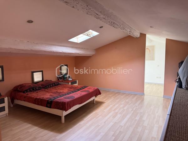 Situé dans une maison de ville en pierre divisée en seulement deux lots, cet appartement bénéficie de l'esprit et de l'indépendance d'une maison de ville. Ses beaux volumes, son cachet authentique et sa grande terrasse en font un bien rare, idéal pour une vie de famille confortable.

Dès l'entrée, vous apprécierez les nombreux espaces de rangement astucieusement aménagés, avec un débarras créé dans une ancienne cuve ainsi qu'un espace de stockage sous l'escalier. Le premier étage accueille une agréable pièce de vie lumineuse comprenant un séjour convivial et une cuisine aménagée et équipée. Cet espace s'ouvre directement sur une terrasse d'environ 16 m², parfaite pour profiter des beaux jours en toute tranquillité.

L'espace nuit principal se compose de deux belles chambres d'environ 16 m² et 15 m², dont une dispose d'un placard intégré. Une salle de bain équipée d'une baignoire et d'une douche, un WC indépendant ainsi qu'une buanderie complètent ce niveau particulièrement fonctionnel.

Au second étage, vous découvrirez une vaste pièce pouvant être aménagée selon vos besoins en chambre supplémentaire, salle de jeux ou espace de loisirs. Une mezzanine vient compléter cet étage et pourra accueillir un bureau, un coin détente ou un couchage d'appoint. Les espaces mansardés apportent beaucoup de charme et de caractère à l'ensemble.

Côté confort, le bien bénéficie de prestations appréciables avec une climatisation réversible dans le séjour, le double vitrage, des volets roulants électriques sur la majorité des ouvertures, la fibre optique installée ainsi qu'un visiophone. Les peintures ont été récemment refaites et le cumulus est récent.

Les travaux importants ont déjà été réalisés puisque la toiture a fait l'objet d'une rénovation récente avec la réfection de la partie principale ainsi que le démoussage et le traitement de la partie restante, offrant ainsi une véritable tranquillité aux futurs propriétaires.

Vous serez séduits par le cachet de la pierre, les beaux volumes, les nombreux rangements, et la grande terrasse. Un bien chaleureux et fonctionnel, parfaitement adapté à une famille, à un couple avec enfants ou à toute personne recherchant une résidence principale alliant charme et confort.

Charges annuelles : 477 €.

Une visite s'impose pour apprécier pleinement le potentiel et l'atmosphère unique de ce bien. Contactez moi dès aujourd'hui pour organiser votre découverte.