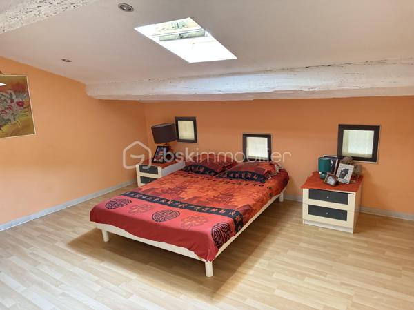 Situé dans une maison de ville en pierre divisée en seulement deux lots, cet appartement bénéficie de l'esprit et de l'indépendance d'une maison de ville. Ses beaux volumes, son cachet authentique et sa grande terrasse en font un bien rare, idéal pour une vie de famille confortable.

Dès l'entrée, vous apprécierez les nombreux espaces de rangement astucieusement aménagés, avec un débarras créé dans une ancienne cuve ainsi qu'un espace de stockage sous l'escalier. Le premier étage accueille une agréable pièce de vie lumineuse comprenant un séjour convivial et une cuisine aménagée et équipée. Cet espace s'ouvre directement sur une terrasse d'environ 16 m², parfaite pour profiter des beaux jours en toute tranquillité.

L'espace nuit principal se compose de deux belles chambres d'environ 16 m² et 15 m², dont une dispose d'un placard intégré. Une salle de bain équipée d'une baignoire et d'une douche, un WC indépendant ainsi qu'une buanderie complètent ce niveau particulièrement fonctionnel.

Au second étage, vous découvrirez une vaste pièce pouvant être aménagée selon vos besoins en chambre supplémentaire, salle de jeux ou espace de loisirs. Une mezzanine vient compléter cet étage et pourra accueillir un bureau, un coin détente ou un couchage d'appoint. Les espaces mansardés apportent beaucoup de charme et de caractère à l'ensemble.

Côté confort, le bien bénéficie de prestations appréciables avec une climatisation réversible dans le séjour, le double vitrage, des volets roulants électriques sur la majorité des ouvertures, la fibre optique installée ainsi qu'un visiophone. Les peintures ont été récemment refaites et le cumulus est récent.

Les travaux importants ont déjà été réalisés puisque la toiture a fait l'objet d'une rénovation récente avec la réfection de la partie principale ainsi que le démoussage et le traitement de la partie restante, offrant ainsi une véritable tranquillité aux futurs propriétaires.

Vous serez séduits par le cachet de la pierre, les beaux volumes, les nombreux rangements, et la grande terrasse. Un bien chaleureux et fonctionnel, parfaitement adapté à une famille, à un couple avec enfants ou à toute personne recherchant une résidence principale alliant charme et confort.

Charges annuelles : 477 €.

Une visite s'impose pour apprécier pleinement le potentiel et l'atmosphère unique de ce bien. Contactez moi dès aujourd'hui pour organiser votre découverte.