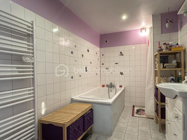 Situé dans une maison de ville en pierre divisée en seulement deux lots, cet appartement bénéficie de l'esprit et de l'indépendance d'une maison de ville. Ses beaux volumes, son cachet authentique et sa grande terrasse en font un bien rare, idéal pour une vie de famille confortable.

Dès l'entrée, vous apprécierez les nombreux espaces de rangement astucieusement aménagés, avec un débarras créé dans une ancienne cuve ainsi qu'un espace de stockage sous l'escalier. Le premier étage accueille une agréable pièce de vie lumineuse comprenant un séjour convivial et une cuisine aménagée et équipée. Cet espace s'ouvre directement sur une terrasse d'environ 16 m², parfaite pour profiter des beaux jours en toute tranquillité.

L'espace nuit principal se compose de deux belles chambres d'environ 16 m² et 15 m², dont une dispose d'un placard intégré. Une salle de bain équipée d'une baignoire et d'une douche, un WC indépendant ainsi qu'une buanderie complètent ce niveau particulièrement fonctionnel.

Au second étage, vous découvrirez une vaste pièce pouvant être aménagée selon vos besoins en chambre supplémentaire, salle de jeux ou espace de loisirs. Une mezzanine vient compléter cet étage et pourra accueillir un bureau, un coin détente ou un couchage d'appoint. Les espaces mansardés apportent beaucoup de charme et de caractère à l'ensemble.

Côté confort, le bien bénéficie de prestations appréciables avec une climatisation réversible dans le séjour, le double vitrage, des volets roulants électriques sur la majorité des ouvertures, la fibre optique installée ainsi qu'un visiophone. Les peintures ont été récemment refaites et le cumulus est récent.

Les travaux importants ont déjà été réalisés puisque la toiture a fait l'objet d'une rénovation récente avec la réfection de la partie principale ainsi que le démoussage et le traitement de la partie restante, offrant ainsi une véritable tranquillité aux futurs propriétaires.

Vous serez séduits par le cachet de la pierre, les beaux volumes, les nombreux rangements, et la grande terrasse. Un bien chaleureux et fonctionnel, parfaitement adapté à une famille, à un couple avec enfants ou à toute personne recherchant une résidence principale alliant charme et confort.

Charges annuelles : 477 €.

Une visite s'impose pour apprécier pleinement le potentiel et l'atmosphère unique de ce bien. Contactez moi dès aujourd'hui pour organiser votre découverte.