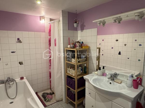 Situé dans une maison de ville en pierre divisée en seulement deux lots, cet appartement bénéficie de l'esprit et de l'indépendance d'une maison de ville. Ses beaux volumes, son cachet authentique et sa grande terrasse en font un bien rare, idéal pour une vie de famille confortable.

Dès l'entrée, vous apprécierez les nombreux espaces de rangement astucieusement aménagés, avec un débarras créé dans une ancienne cuve ainsi qu'un espace de stockage sous l'escalier. Le premier étage accueille une agréable pièce de vie lumineuse comprenant un séjour convivial et une cuisine aménagée et équipée. Cet espace s'ouvre directement sur une terrasse d'environ 16 m², parfaite pour profiter des beaux jours en toute tranquillité.

L'espace nuit principal se compose de deux belles chambres d'environ 16 m² et 15 m², dont une dispose d'un placard intégré. Une salle de bain équipée d'une baignoire et d'une douche, un WC indépendant ainsi qu'une buanderie complètent ce niveau particulièrement fonctionnel.

Au second étage, vous découvrirez une vaste pièce pouvant être aménagée selon vos besoins en chambre supplémentaire, salle de jeux ou espace de loisirs. Une mezzanine vient compléter cet étage et pourra accueillir un bureau, un coin détente ou un couchage d'appoint. Les espaces mansardés apportent beaucoup de charme et de caractère à l'ensemble.

Côté confort, le bien bénéficie de prestations appréciables avec une climatisation réversible dans le séjour, le double vitrage, des volets roulants électriques sur la majorité des ouvertures, la fibre optique installée ainsi qu'un visiophone. Les peintures ont été récemment refaites et le cumulus est récent.

Les travaux importants ont déjà été réalisés puisque la toiture a fait l'objet d'une rénovation récente avec la réfection de la partie principale ainsi que le démoussage et le traitement de la partie restante, offrant ainsi une véritable tranquillité aux futurs propriétaires.

Vous serez séduits par le cachet de la pierre, les beaux volumes, les nombreux rangements, et la grande terrasse. Un bien chaleureux et fonctionnel, parfaitement adapté à une famille, à un couple avec enfants ou à toute personne recherchant une résidence principale alliant charme et confort.

Charges annuelles : 477 €.

Une visite s'impose pour apprécier pleinement le potentiel et l'atmosphère unique de ce bien. Contactez moi dès aujourd'hui pour organiser votre découverte.