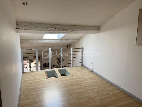 Situé dans une maison de ville en pierre divisée en seulement deux lots, cet appartement bénéficie de l'esprit et de l'indépendance d'une maison de ville. Ses beaux volumes, son cachet authentique et sa grande terrasse en font un bien rare, idéal pour une vie de famille confortable.

Dès l'entrée, vous apprécierez les nombreux espaces de rangement astucieusement aménagés, avec un débarras créé dans une ancienne cuve ainsi qu'un espace de stockage sous l'escalier. Le premier étage accueille une agréable pièce de vie lumineuse comprenant un séjour convivial et une cuisine aménagée et équipée. Cet espace s'ouvre directement sur une terrasse d'environ 16 m², parfaite pour profiter des beaux jours en toute tranquillité.

L'espace nuit principal se compose de deux belles chambres d'environ 16 m² et 15 m², dont une dispose d'un placard intégré. Une salle de bain équipée d'une baignoire et d'une douche, un WC indépendant ainsi qu'une buanderie complètent ce niveau particulièrement fonctionnel.

Au second étage, vous découvrirez une vaste pièce pouvant être aménagée selon vos besoins en chambre supplémentaire, salle de jeux ou espace de loisirs. Une mezzanine vient compléter cet étage et pourra accueillir un bureau, un coin détente ou un couchage d'appoint. Les espaces mansardés apportent beaucoup de charme et de caractère à l'ensemble.

Côté confort, le bien bénéficie de prestations appréciables avec une climatisation réversible dans le séjour, le double vitrage, des volets roulants électriques sur la majorité des ouvertures, la fibre optique installée ainsi qu'un visiophone. Les peintures ont été récemment refaites et le cumulus est récent.

Les travaux importants ont déjà été réalisés puisque la toiture a fait l'objet d'une rénovation récente avec la réfection de la partie principale ainsi que le démoussage et le traitement de la partie restante, offrant ainsi une véritable tranquillité aux futurs propriétaires.

Vous serez séduits par le cachet de la pierre, les beaux volumes, les nombreux rangements, et la grande terrasse. Un bien chaleureux et fonctionnel, parfaitement adapté à une famille, à un couple avec enfants ou à toute personne recherchant une résidence principale alliant charme et confort.

Charges annuelles : 477 €.

Une visite s'impose pour apprécier pleinement le potentiel et l'atmosphère unique de ce bien. Contactez moi dès aujourd'hui pour organiser votre découverte.